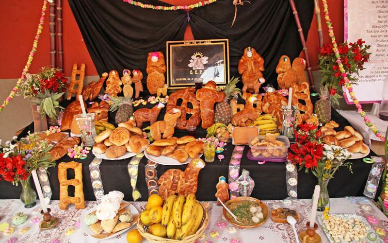Caretitas, panes y dulces: descripción simbólica de la mesa de todos santos